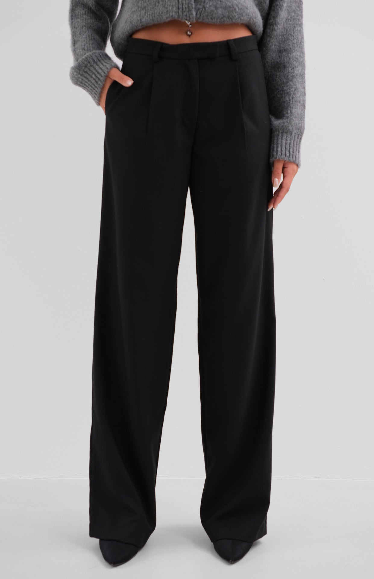 Single pleated wide leg trousers