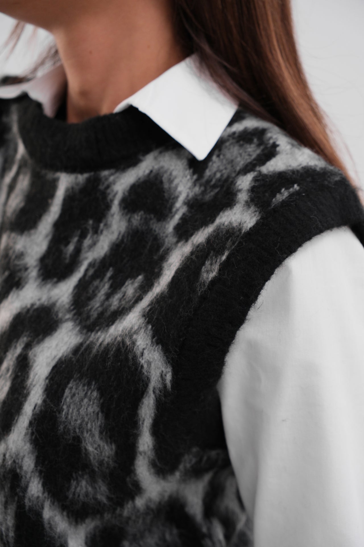 Black leopard knitwear vest